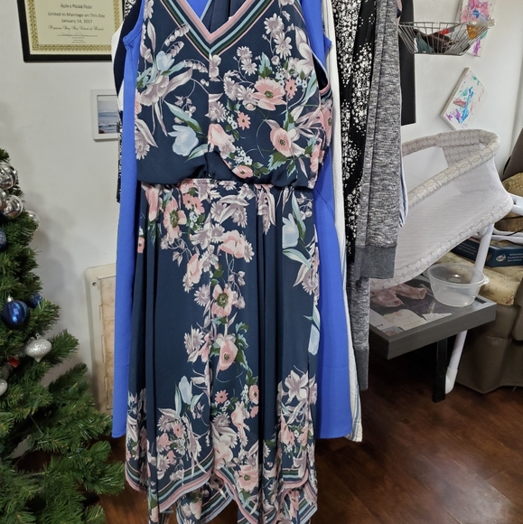 Dresses - Picture 4 of 9